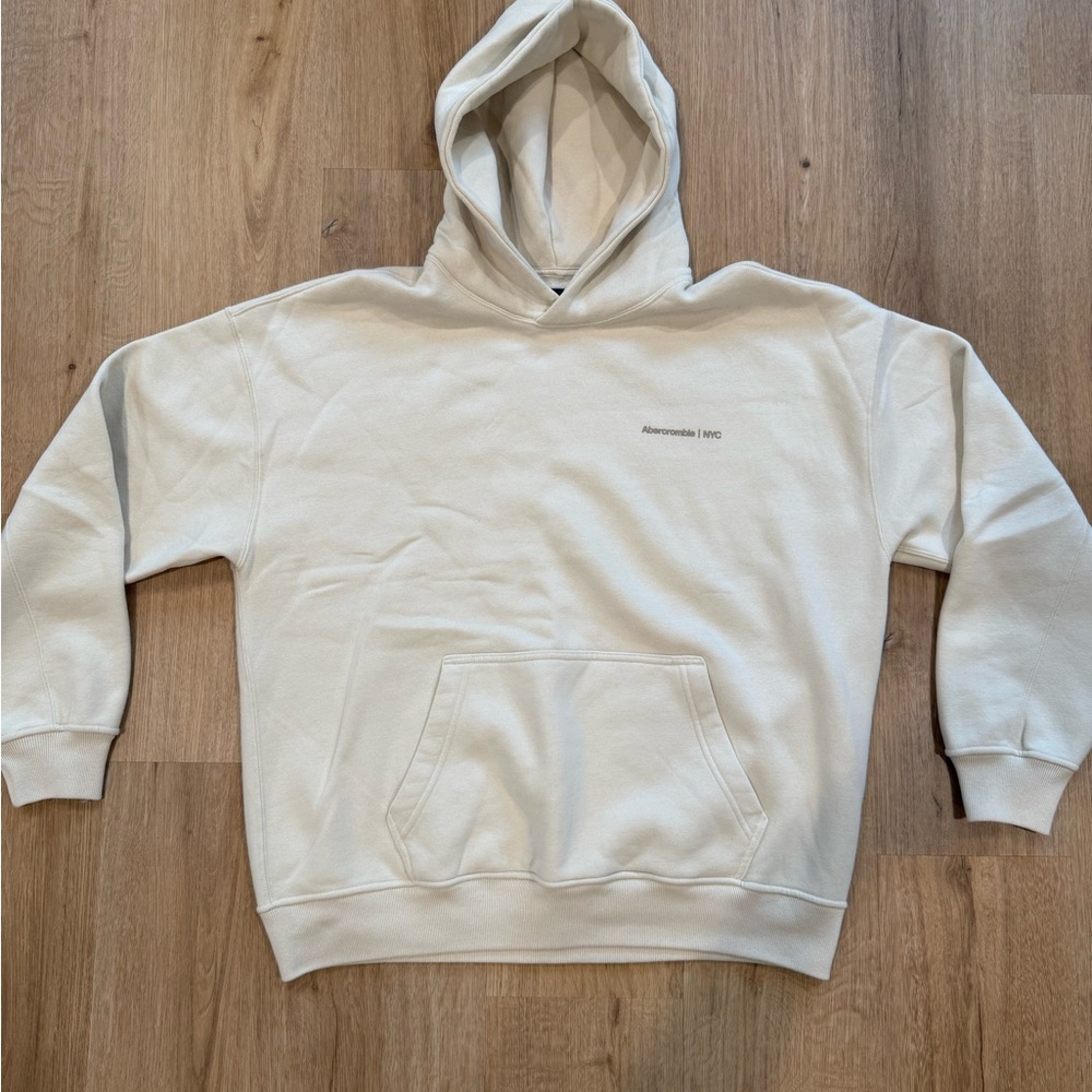NWOT Small-scale logo popover Essential Abercrombie hoodie